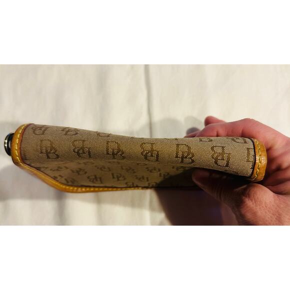 DOONEY & BOURKE D&B Beige Jacquard w/ Leather Wristlet designer luxury classic - Picture 9 of 9